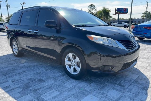 image vehicle 2012 TOYOTA SIENNA